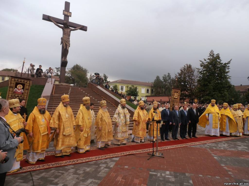 В Днепродзержинске установили крупнейшую в Украине статую Христа Спасителя 61805918