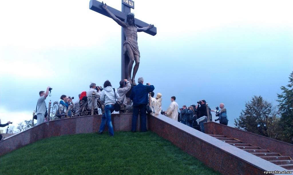 В Днепродзержинске установили крупнейшую в Украине статую Христа Спасителя 83125909